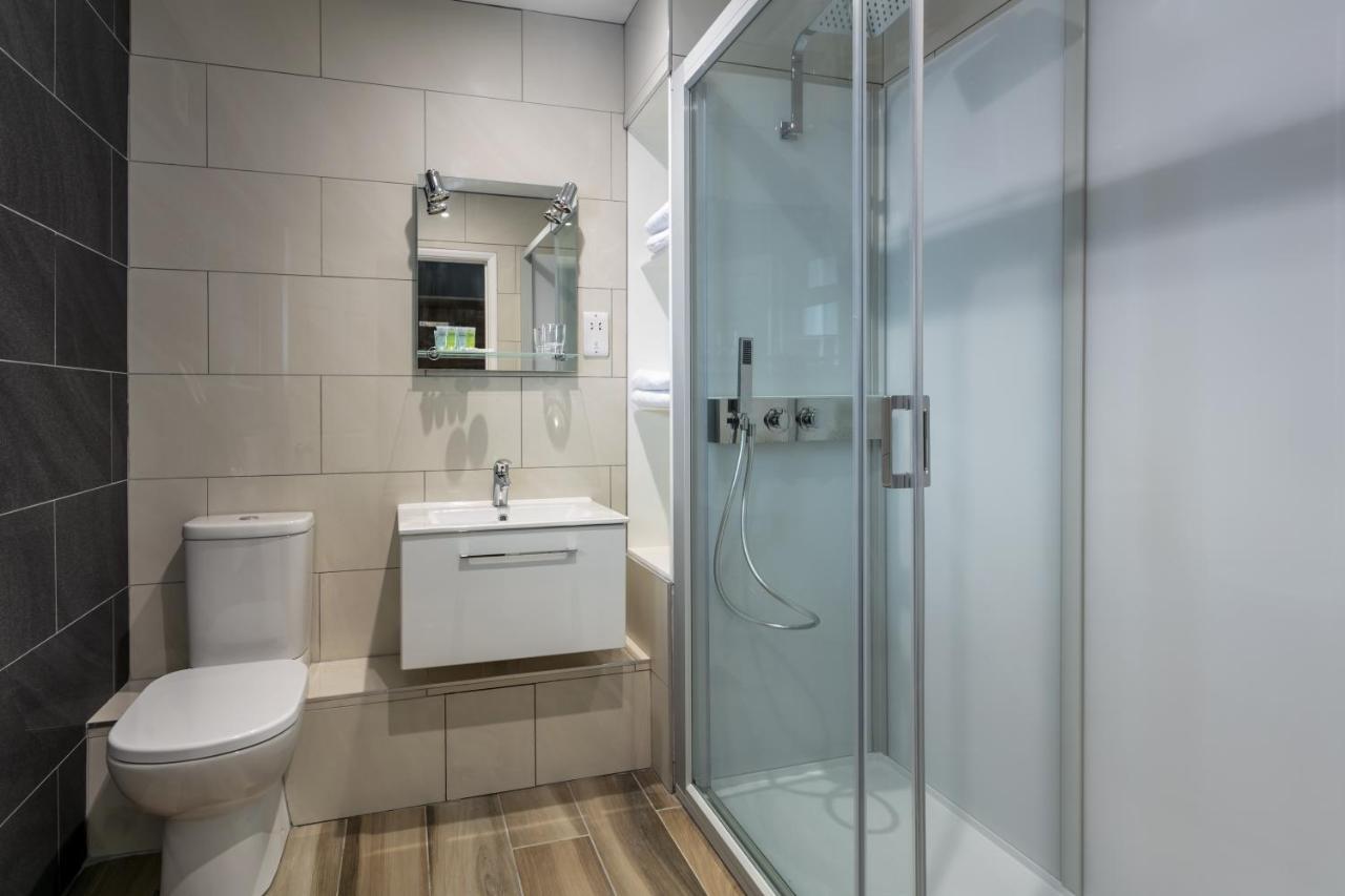 Roydon Marina Village Hotel Ngoại thất bức ảnh