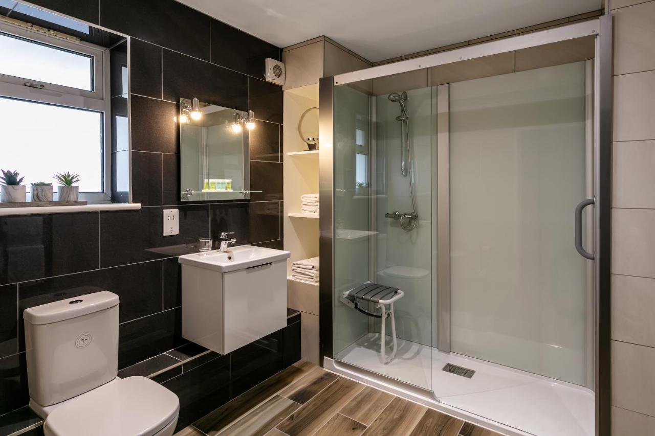 Roydon Marina Village Hotel Ngoại thất bức ảnh