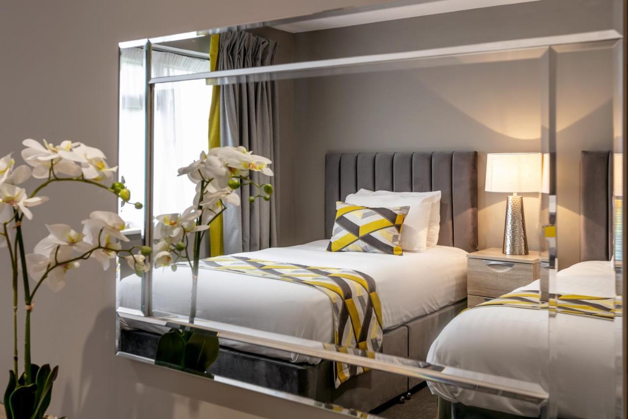Roydon Marina Village Hotel Ngoại thất bức ảnh