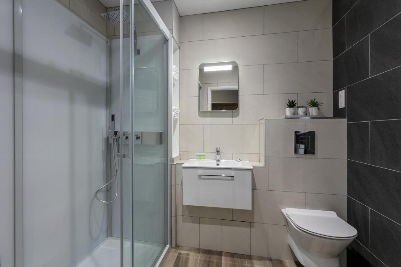 Roydon Marina Village Hotel Ngoại thất bức ảnh