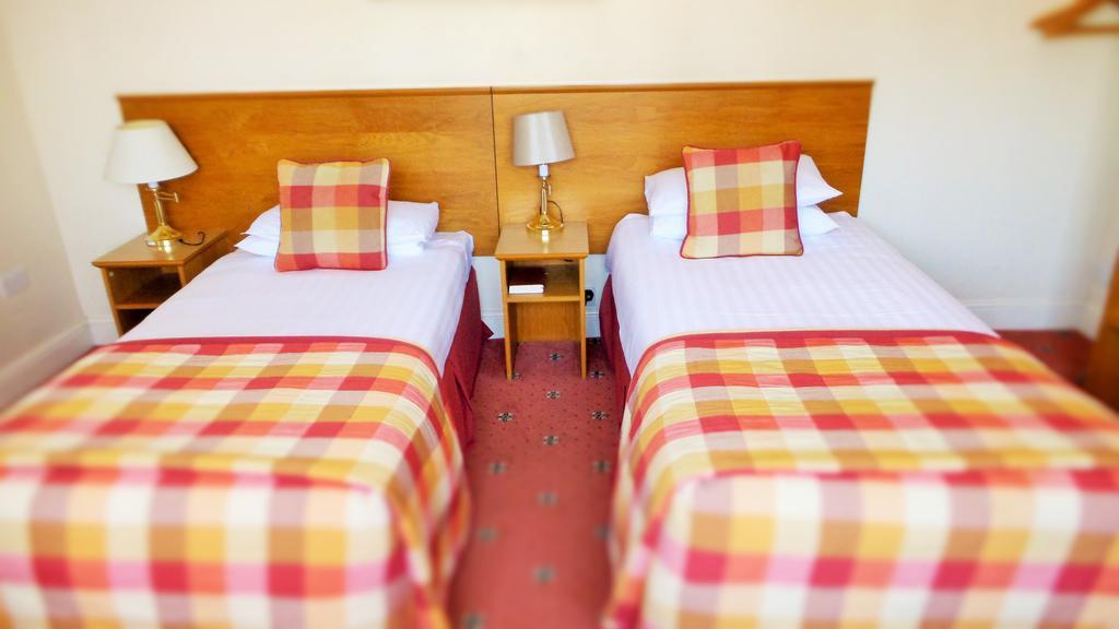 Roydon Marina Village Hotel Phòng bức ảnh