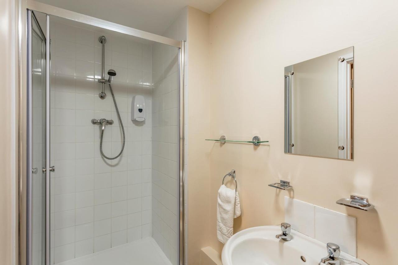 Roydon Marina Village Hotel Ngoại thất bức ảnh