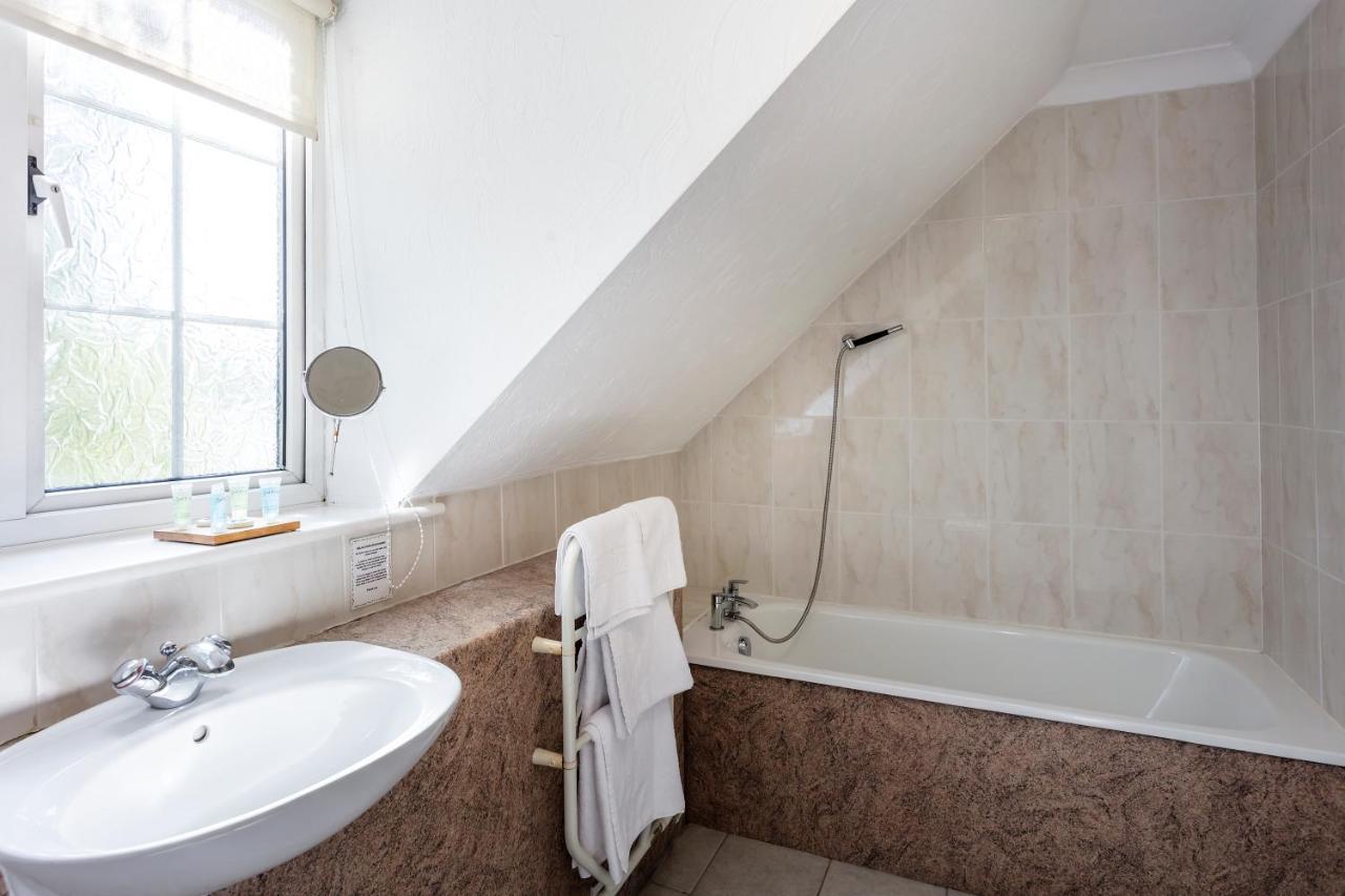 Roydon Marina Village Hotel Ngoại thất bức ảnh