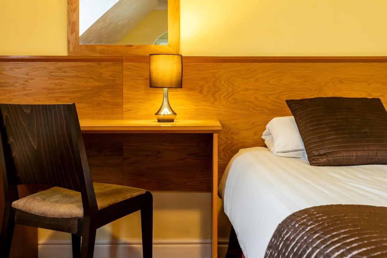 Roydon Marina Village Hotel Ngoại thất bức ảnh