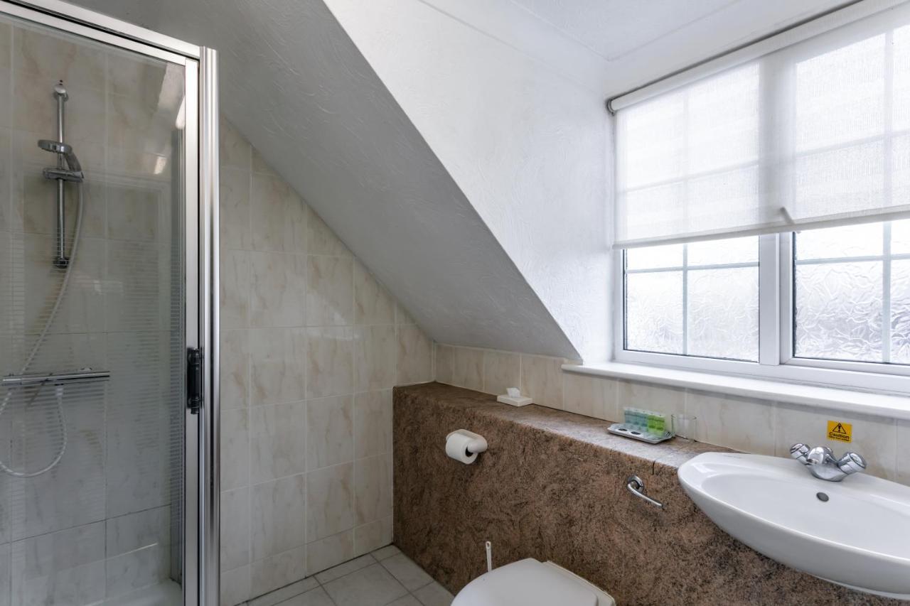 Roydon Marina Village Hotel Ngoại thất bức ảnh