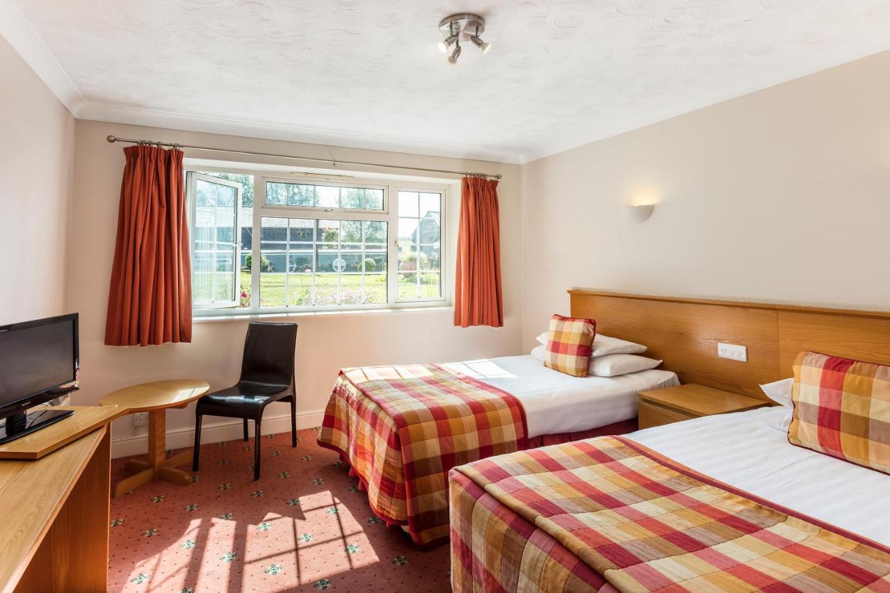 Roydon Marina Village Hotel Ngoại thất bức ảnh