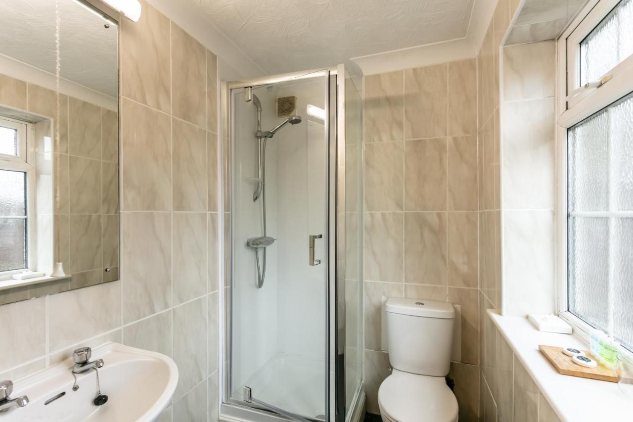 Roydon Marina Village Hotel Ngoại thất bức ảnh