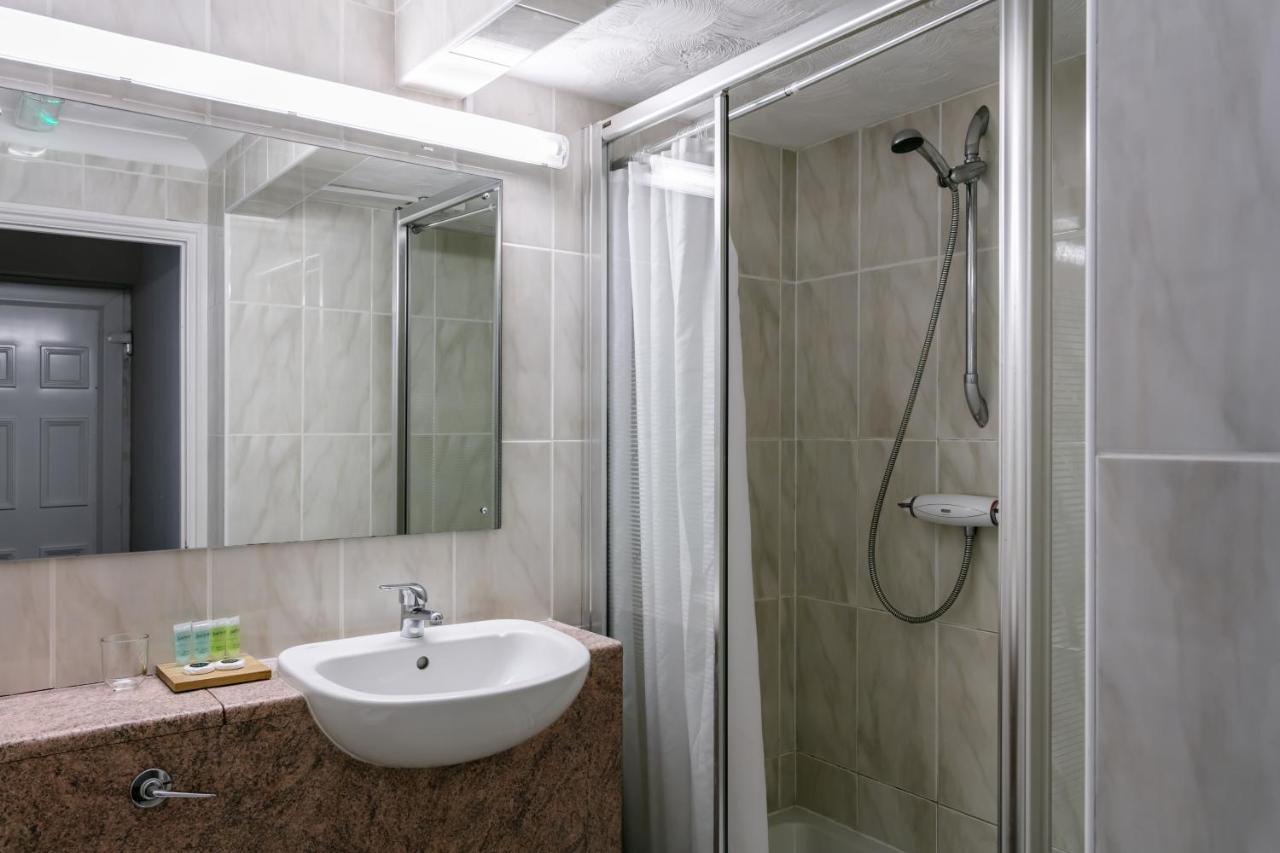 Roydon Marina Village Hotel Ngoại thất bức ảnh