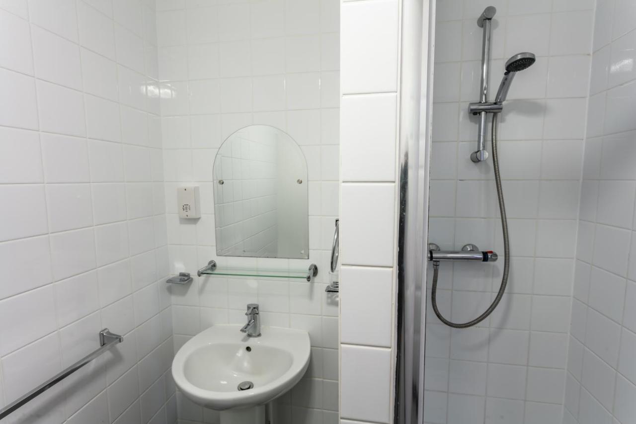 Roydon Marina Village Hotel Ngoại thất bức ảnh
