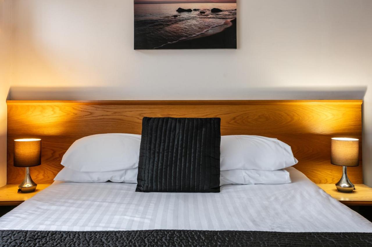 Roydon Marina Village Hotel Ngoại thất bức ảnh