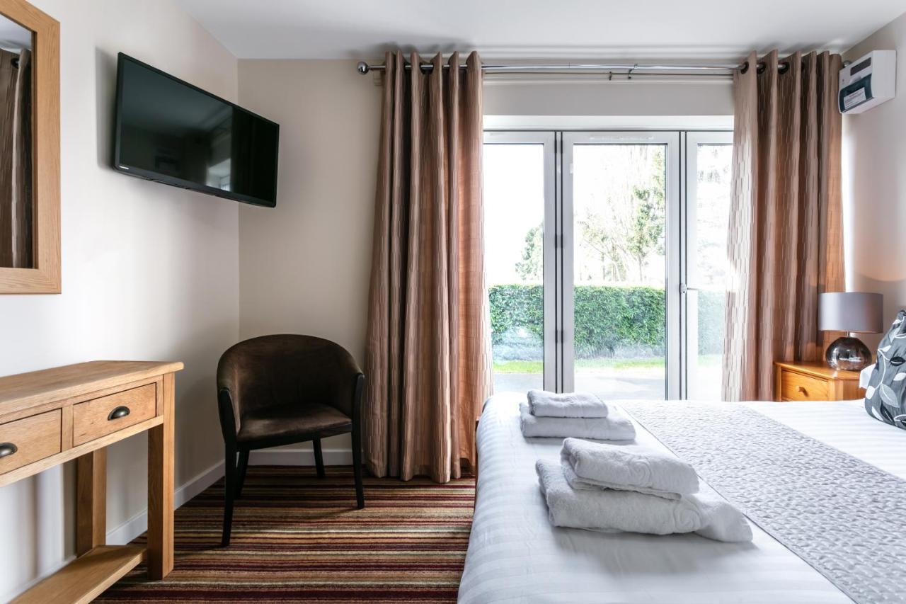 Roydon Marina Village Hotel Ngoại thất bức ảnh